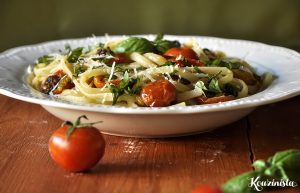 Ζυμαρικά με ψητά ντοματίνια & βασιλικό / Spaghetti with roasted cherry tomatoes and fresh herbs