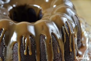 Σοκολατένιο κέικ μπανάνας με γλάσο καραμέλας / Chocolate banana cake with caramel glaze