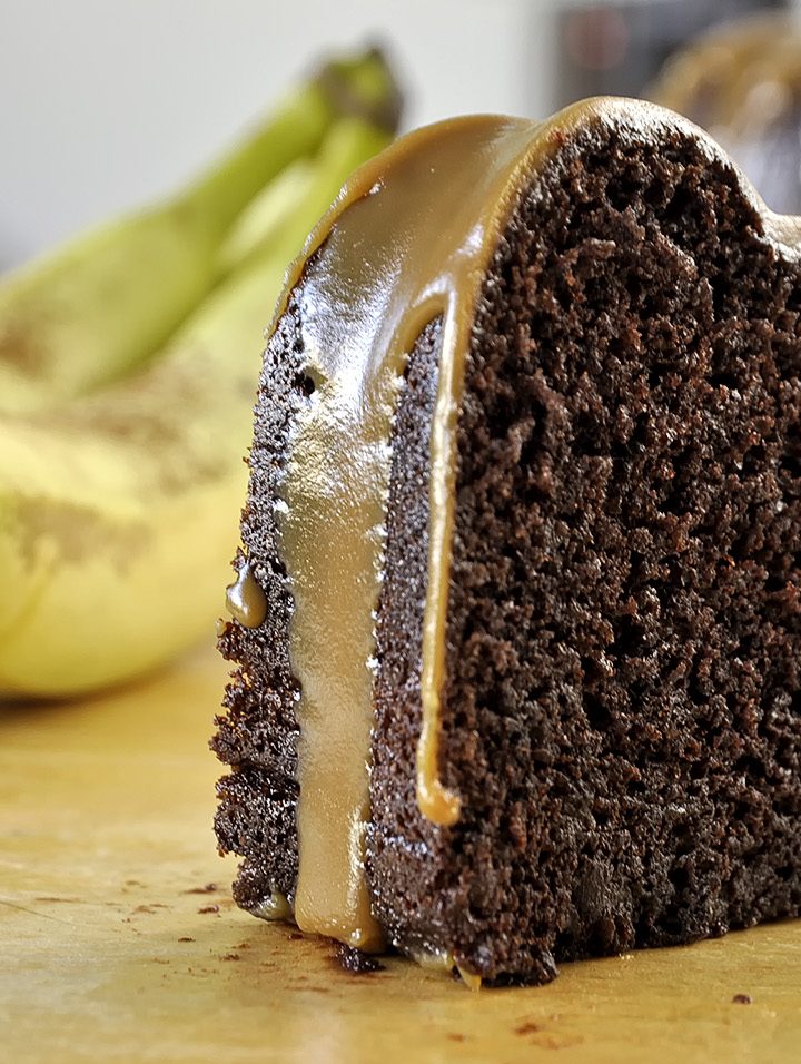 Ζουμερό σοκολατένιο κέικ μπανάνας με γλάσο καραμέλας