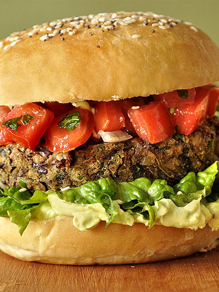 Veggie burger με σως αβοκάντο και salsa fresca