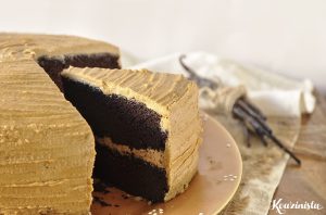 Νηστίσιμο σοκολατένιο κέικ με καραμελένια βουτυρόκρεμα / Egg-free dairy-free chocolate cake with caramel frosting