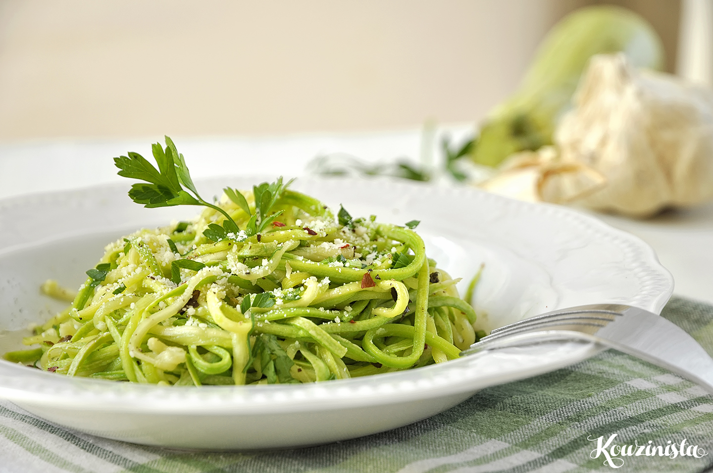 Ζεστή σαλάτα με κολοκυθάκια και σκορδόλαδο / Garlic zucchini noodles