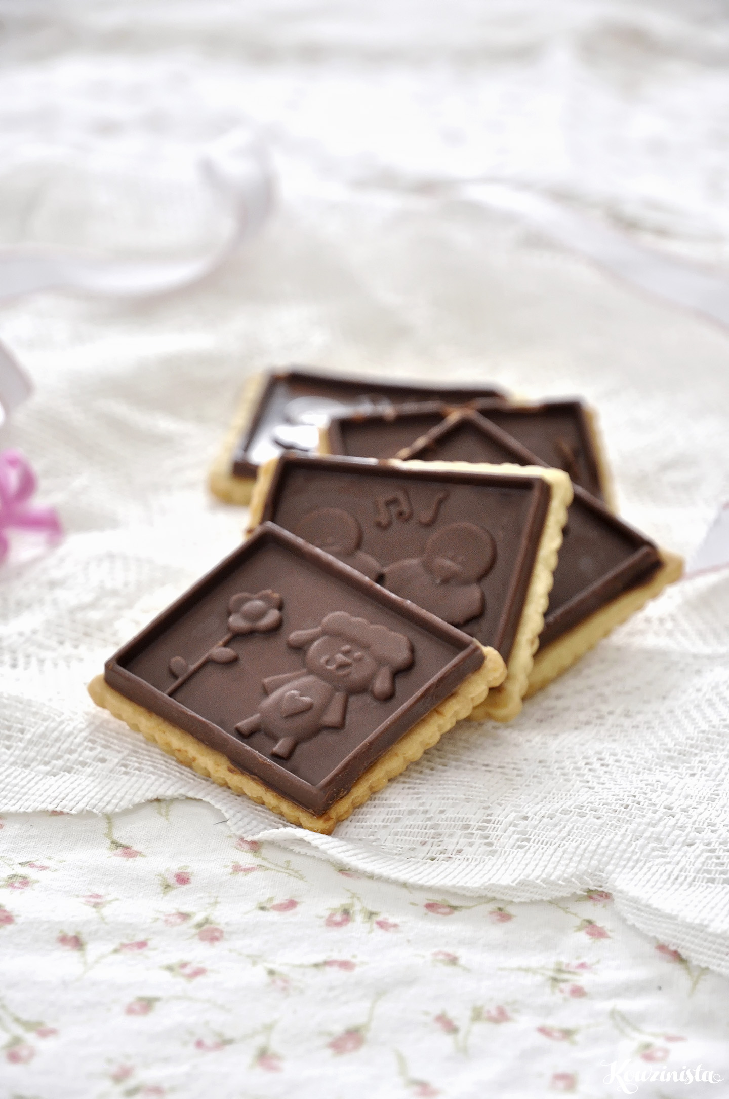 Μπισκότα με επικάλυψη σοκολάτας / Chocolate covered cut-out biscuits
