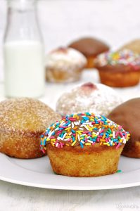 Ντόνατ-μάφινς ή ντάφινς με γλάσο πραλίνας φουντουκιού / Nutella glazed doughnut muffins