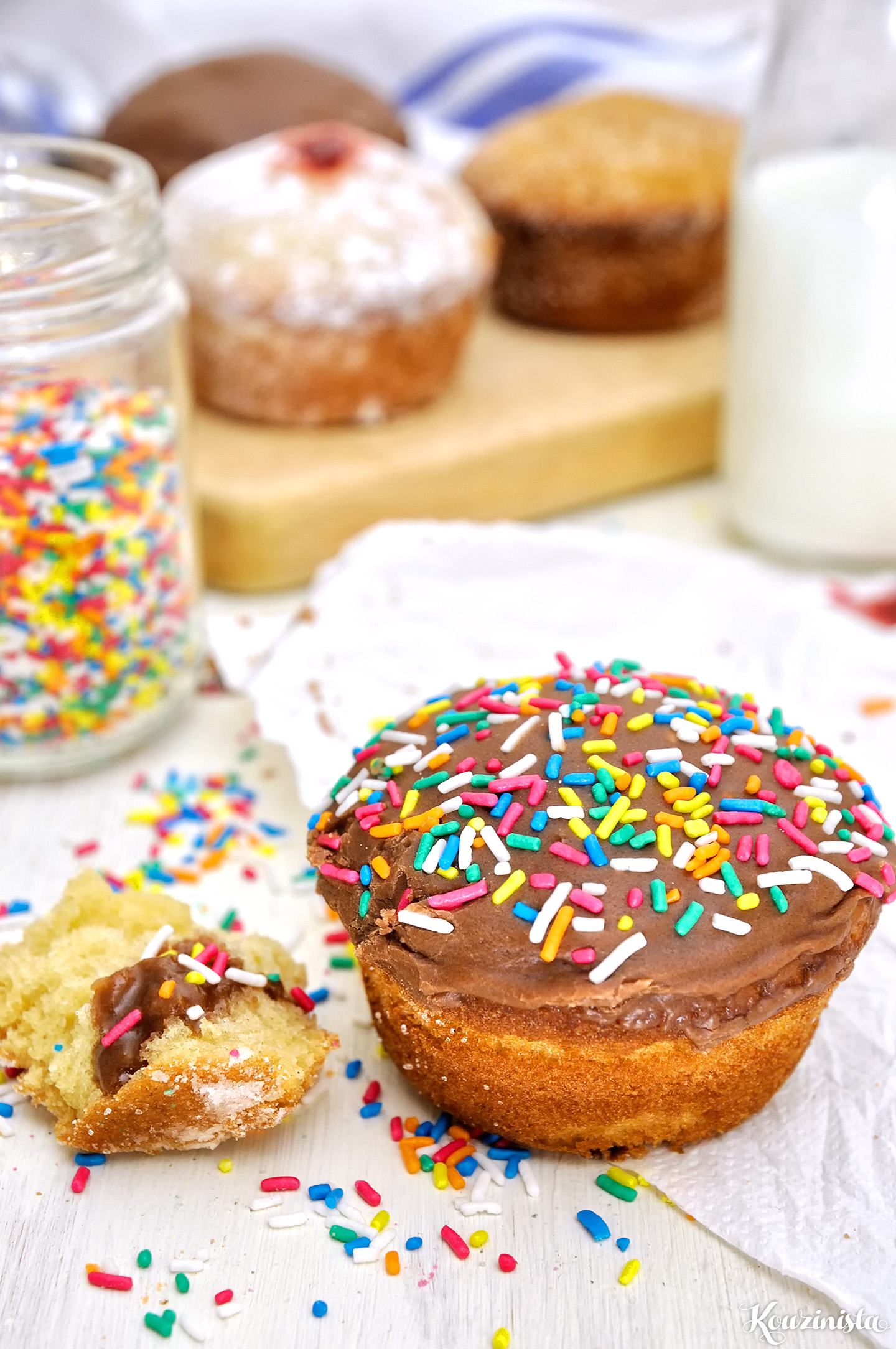 Ντόνατ-μάφινς ή ντάφινς με γλάσο πραλίνας φουντουκιού / Nutella glazed doughnut muffins