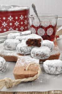 Σοκολατένιοι κουραμπιέδες με σταγόνες σοκολάτας & αμύγδαλα / Double chocolate almond snowball cookies