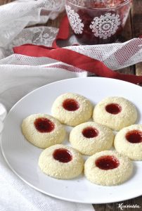Μπισκότα βουτύρου με καρύδα & μαρμελάδα / Strawberry coconut thumbprint cookies