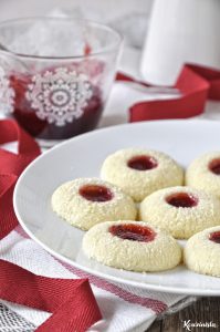 Μπισκότα βουτύρου με καρύδα & μαρμελάδα / Strawberry coconut thumbprint cookies