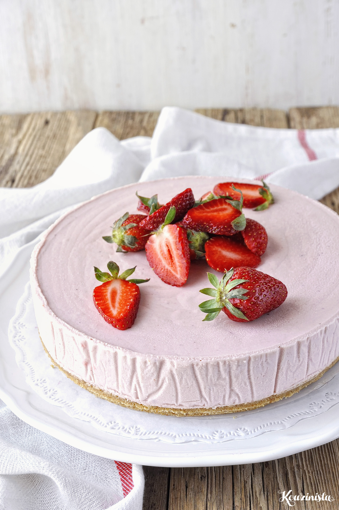 Παγωμένη τούρτα μους φράουλας με λευκή σοκολάτα / Frozen strawberry & white chocolate mousse cake