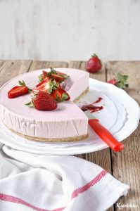 Παγωμένη τούρτα μους φράουλας με λευκή σοκολάτα / Frozen strawberry & white chocolate mousse cake