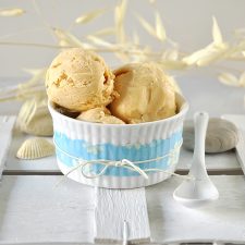 Παγωτό γιαούρτι με καραμελωμένα ροδάκινα