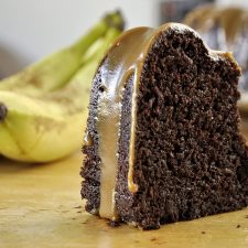 Ζουμερό σοκολατένιο κέικ μπανάνας με γλάσο καραμέλας